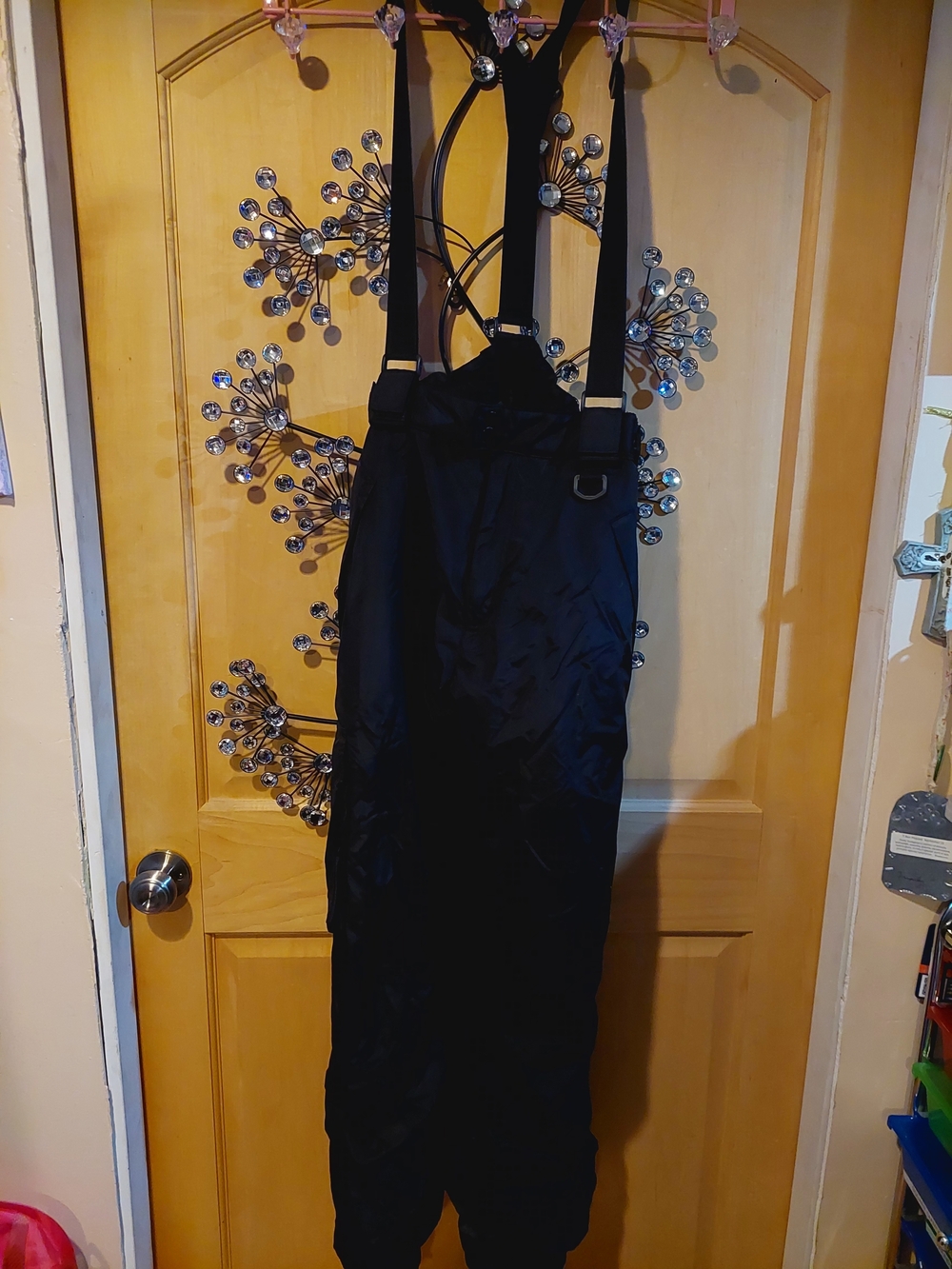 Black Insulated Snow pants with zipped pocketa and Adjustable Straps